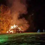 FW-E: Mehrere Rundstrohballen brennen auf einer Fläche von rund 200 Quadratmetern in voller Ausdehnung