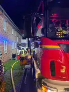 FW Horn-Bad Meinberg: Zimmerbrand in Mehr-Parteienhaus – Frau (53) verstirbt in Brandwohnung – 5 weitere Personen gerettet