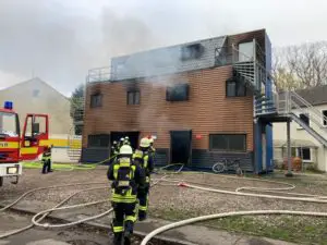 FW-EN: 40 Einsatzkräfte gehen ins Feuer – Realbrandausbildung der Feuerwehr Hattingen