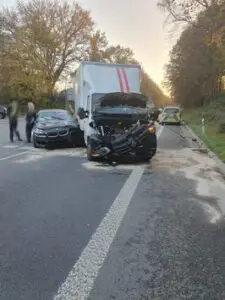 FW-Schermbeck: Betriebsmittel laufen nach Verkehrsunfall aus