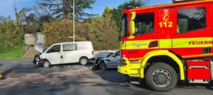 FW Ratingen: Verkehrsunfall im Kreuzungsbereich – Zwei Verletzte