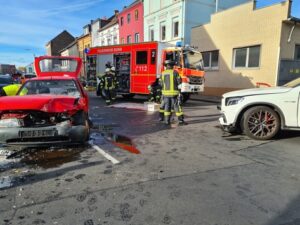 FW-BN: Verkehrsunfall mit zwei Verletzten