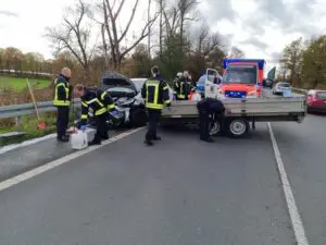 FW Datteln: Losgerissener Anhänger löst Unfall mit 2 Verletzten aus.