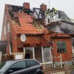 FW Lüchow-Dannenberg: Feuer zerstört Haus bei Dannenberg +++ Vater und zwei Kinder müssen ins Krankenhaus +++ Feuerwehr im Großeinsatz