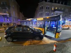 FW Konstanz: Verkehrsunfall – PKW gegen Bus