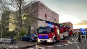 FF Goch: Kellerbrand in leerstehendem Wohnblock – 3köpfige Familie aus Gebäude gerettet