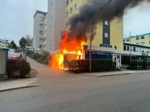 FW-Velbert: Feuer greift auf Gebäude über
