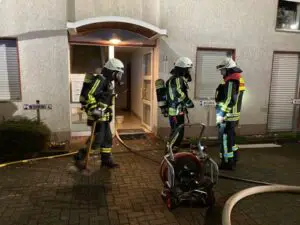 FW-EN: Wohnungsbrand mit mehrfacher Menschenrettung in Hattingen