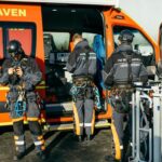 FW Bremerhaven: Personenrettung über Drehleiter. Höhenretter der Feuerwehr Bremerhaven retten Person von einem Dach.