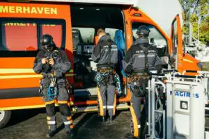 FW Bremerhaven: Personenrettung über Drehleiter. Höhenretter der Feuerwehr Bremerhaven retten Person von einem Dach.