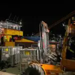 FW Bremerhaven: Schiffsunfall in Bremerhaven - Wassereinbruch und Ölverschmutzung nach Schiffshavarie