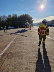 FW Bremerhaven: Verkehrsunfall mit Sperrung und Hubschraubereinsatz auf der Autobahn 27