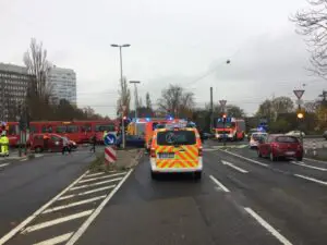 FW-BN: Verkehrsunfall zwischen Straßenbahn und PKW