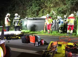 FW-BO: Verkehrsunfall auf der A 43 – Feuerwehr rettet schwerverletzten Fahrer aus seinem PKW