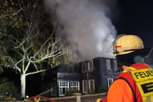 FF Bad Salzuflen: Brand vernichtet Bauernhaus in Bad Salzuflen-Wüsten / Feuerwehr ist mit 100 Einsatzkräften vor Ort. Tanklöschfahrzeuge werden im Pendelverkehr eingesetzt