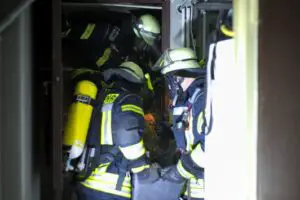 FW Lüchow-Dannenberg: Dichter Rauch dringt aus Kellerluke +++ Hackschnitel geraten in Brand +++ Schneller Feuerwehreinsatz verhindert Schlimmeres +++