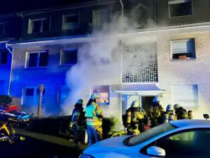 FW-GL: Kellerbrand in Mehrfamilienhaus im Stadtteil Hand von Bergisch Gladbach