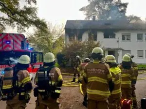 FW-GL: Zwei Schwerverletzte nach Brand in Obdachlosenunterkunft im Stadtteil Schildgen von Bergisch Gladbach