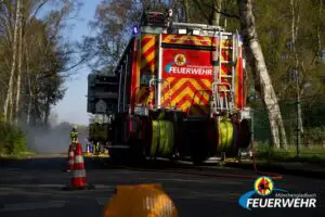 FW-MG: Ein Kastenwagen kippt nach einem Zusammenstoß auf die Seite