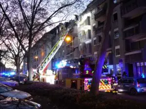 FW-DO: Feuerwehr rettet Bewohnerin – Großaufgebot bekämpft Wohnungsbrand in der Nordstadt