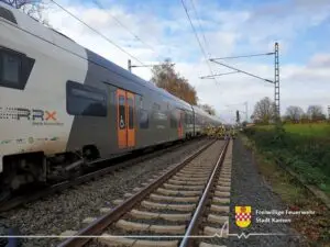 FW Kamen: Schwerer Verkehrsunfall mit Todesfolge – PKW von Zug erfasst