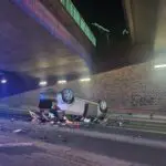 FW Lehrte: Verkehrsunfall: PKW durchbricht Brückenabsperrung und stürzt mit Fahrerin 7 Meter von Brücke in die Tiefe