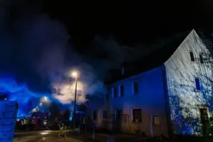 FW Menden: Sirenenalarm – Feuer in leerstehendem Gebäude