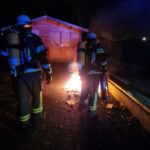 FW-WRN: FEUER_1 – LZ1 – brennt Mülltonne direkt am Auto