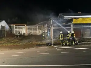 FW-ROW: PKW brennt in Werkstatt vollständig aus – Feuerwehr kann Gebäude retten