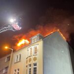 FW-OB: Parallele Brandereignisse beschäftigen Oberhausener Feuerwehr in den frühen Morgenstunden Zwei leichtverletzte Personen bei Dachstuhl- und Kellerbrand