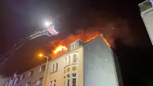 FW-OB: Parallele Brandereignisse beschäftigen Oberhausener Feuerwehr in den frühen Morgenstunden Zwei leichtverletzte Personen bei Dachstuhl- und Kellerbrand