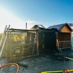 FW-GL: Corona-Teststation am S-Bahnhof in der Stadtmitte von Bergisch Gladbach brennt nieder