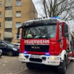 FW Moers: Brennendes Adventsgesteck in Mehrfamilienhaus / Rauchmelder erkennen Brand frühzeitig
