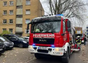 FW Moers: Brennendes Adventsgesteck in Mehrfamilienhaus / Rauchmelder erkennen Brand frühzeitig