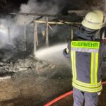 FF Bad Salzuflen: Holzschuppen brennt in Lockhausen vollständig aus / Feuerwehr Bad Salzuflen ist mit 25 Einsatzkräften über mehrere Stunden im Einsatz