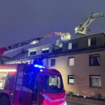 FW-E: Dachstuhlbrand in einem Mehrfamilienhaus mit Menschenrettung – eine Person lebensgefährlich verletzt