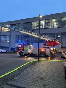 FW-Heiligenhaus: Einsatzstelle mit Bedrohungslage – Feuerwehr löscht Zimmerbrand