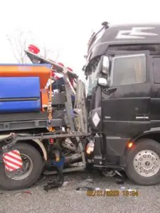 FW Bremerhaven: LKW kollidiert mit Absicherungsfahrzeug auf der BAB 27