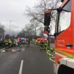 FW-BN: Elektroauto kollidiert mit Baum - vier verletzte Personen