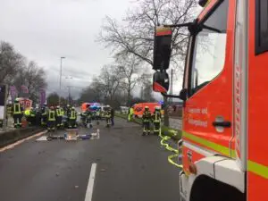 FW-BN: Elektroauto kollidiert mit Baum – vier verletzte Personen