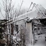 FW Lehrte: Feuerwehr Lehrte bekämpft Gebäudefeuer unter schwierigen Bedingungen