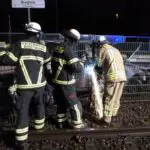 FW-DO: PKW landet nach Verkehrsunfall im Gleisbett der Stadtbahn – Feuerwehr unterstützt bei der Bergung