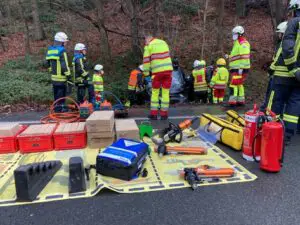 FW-EN: Schwerer Verkehrsunfall mit fünf Verletzten – Rettungshubschrauber im Einsatz