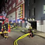 FW-E: Mehrere Müllcontainer brennen mit starker Rauchentwicklung in einer Hofdurchfahrt eines Hotels – keine Verletzten