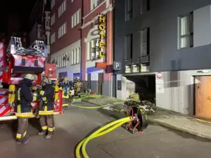 FW-E: Mehrere Müllcontainer brennen mit starker Rauchentwicklung in einer Hofdurchfahrt eines Hotels – keine Verletzten
