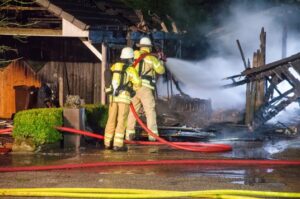 FW-RD: Zwei Carports brennen in Quarnbek ab – Feuerwehr kann Wohnhäuser retten