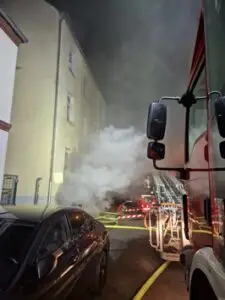 FW-E: Keller und Dachgeschosswohnung brennen in einem Mehrfamilienhaus -Menschenrettung über Drehleiter, eine Person schwer verletzt