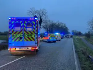 FW-PLÖ: Verkehrsunfall auf der B76 Höhe Plön. 7 verunfallte PKW, 9 betroffene Personen, 2 Personen in Krankenhaus