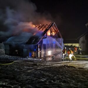 LRA-Ravensburg: Der Brand eines Maschinenschopfs in Eglofs-Schnaidt ruft Feuerwehren aus Argenbühl und Wangen auf den Plan. Hauptgebäude und untergestellter Verkaufswagen bleiben unversehrt.