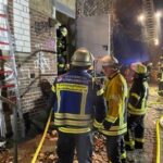 FW Königswinter: Kellerbrand in ehemaligen Bahnbetriebsgebäude in Niederdollendorf